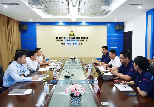 為高質(zhì)量發(fā)展賦能！青島高新區(qū)李天傳主任至力克川液壓調(diào)研2.jpg