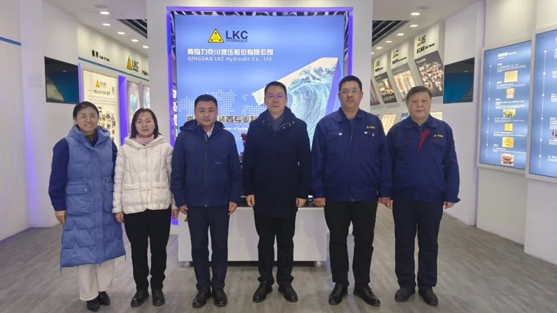 高新區(qū)工委委員、管委副主任張建軍一行蒞臨青島力克川液壓股份有限公司調(diào)研指導(dǎo)1.jpg