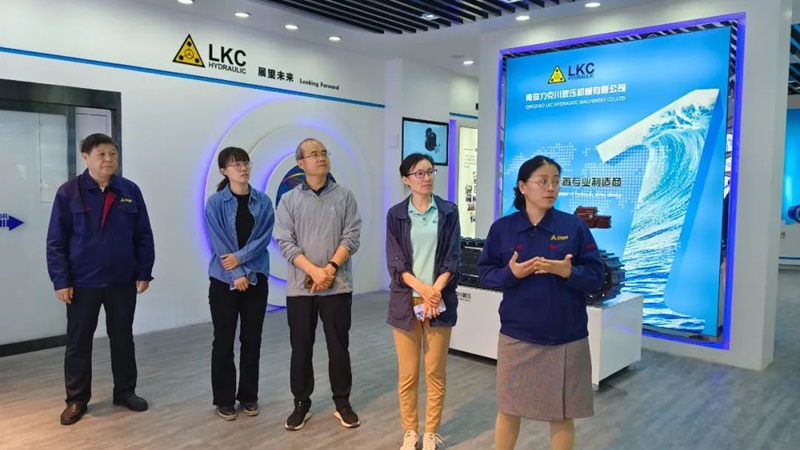 中國工程機械工業(yè)協(xié)會設備管理與維修分會秘書長周馥隆一行蒞臨力克川液壓參觀指導2.jpg